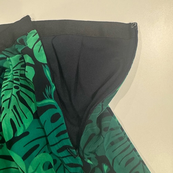 3/$20 NWT Banana Republic Green Leaf Pattern Skirt - Picture 4 of 7